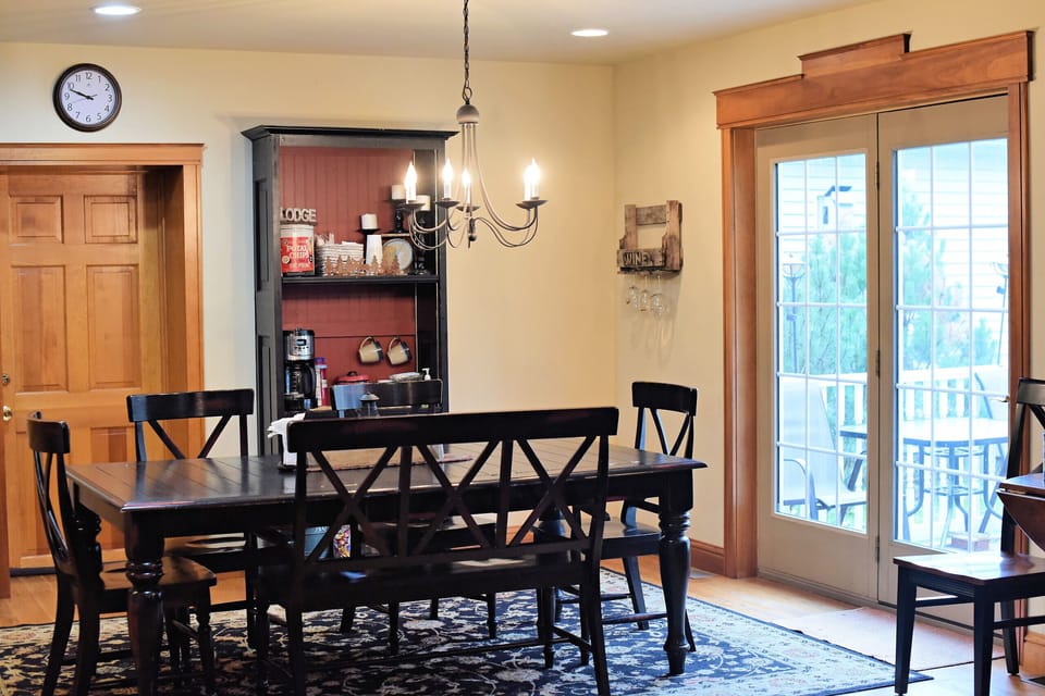 Dining area/coffee nook