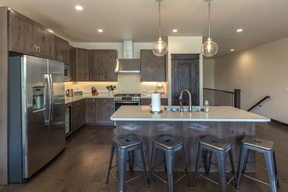 Gourmet, fully-stocked kitchen with an island that seats 4.