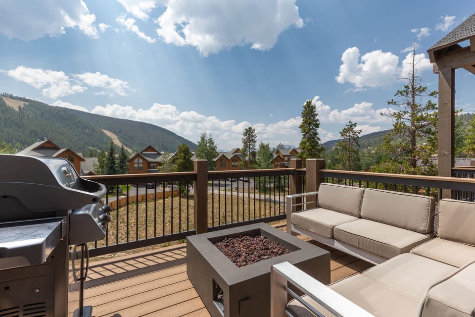 View deck with gas firepit and grill
