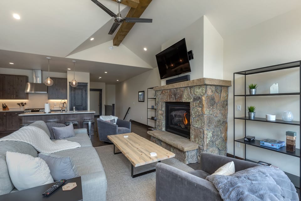 Fireplace, Smart TV and Sonos