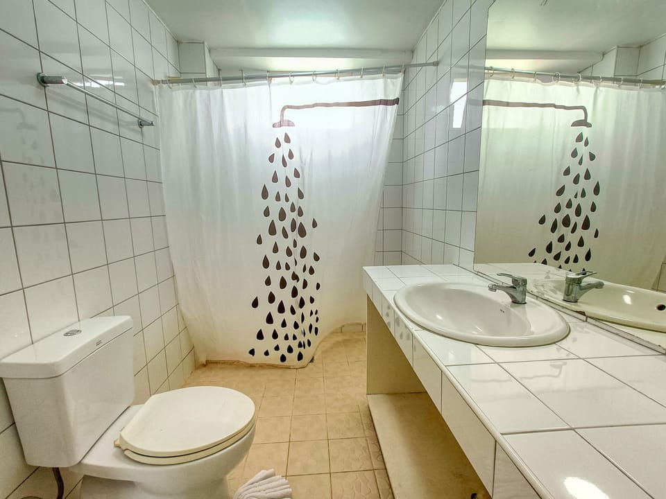 Double Room, Balcony | Bathroom | Shower, free toiletries, hair dryer, towels