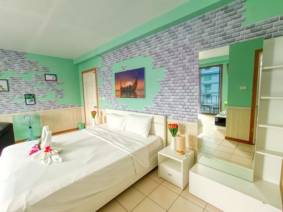 Double Room, Balcony | In-room safe, individually decorated, blackout drapes, free WiFi