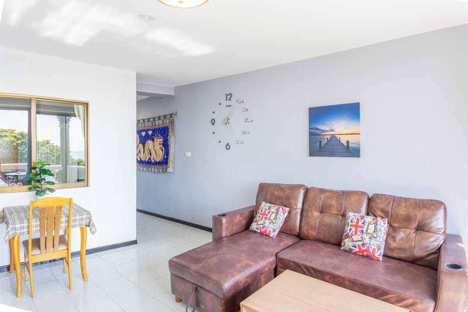 Deluxe Suite, Ocean View, Oceanfront | In-room dining
