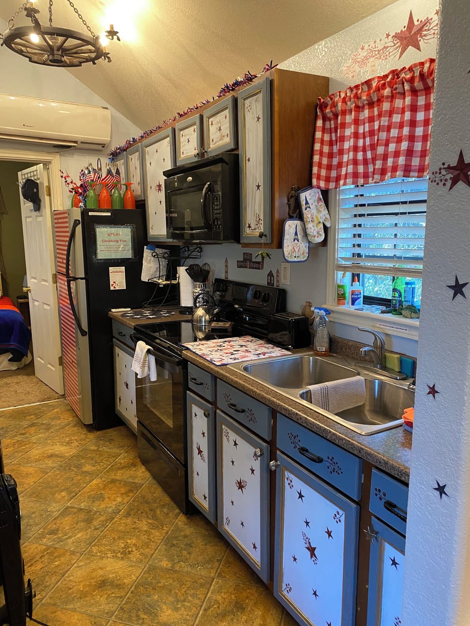 Updated the cabin decor to a patriotic theme! 
Wine glasses included❣️