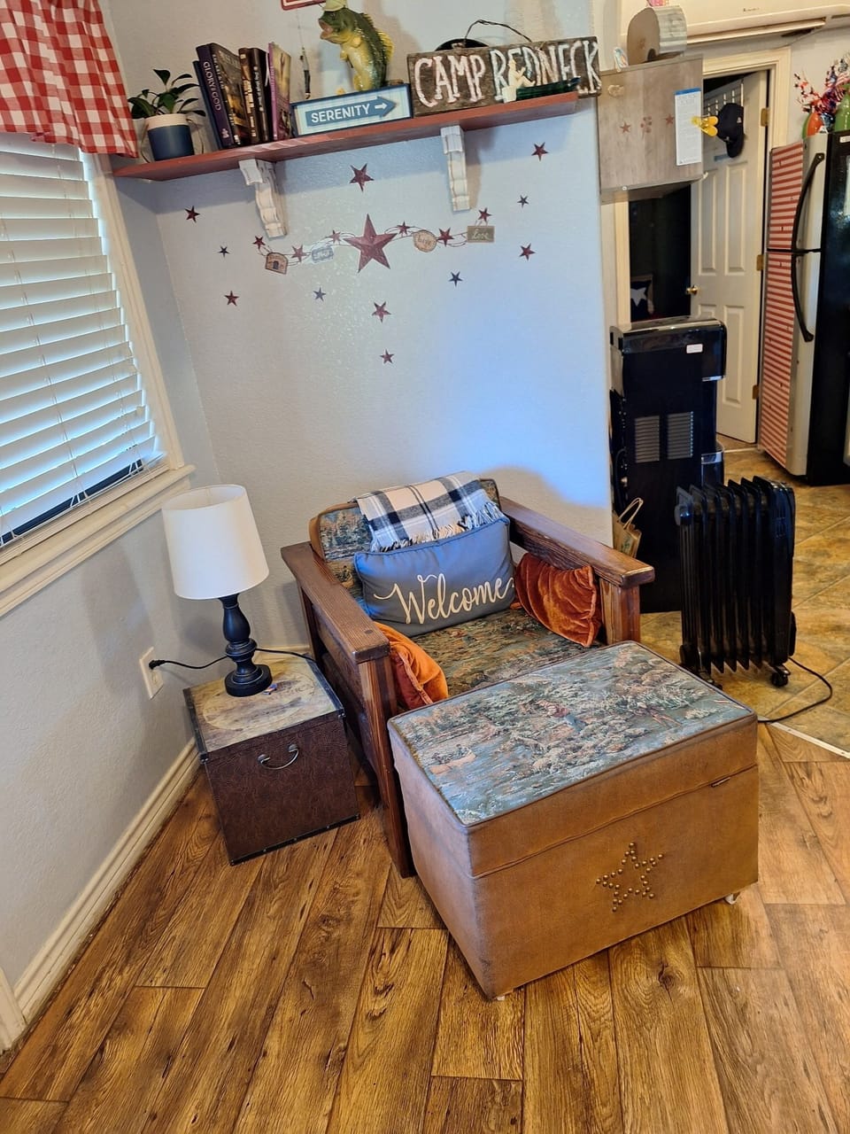 A place to squat & chill while you watch the BOOB TOOB👍🏻