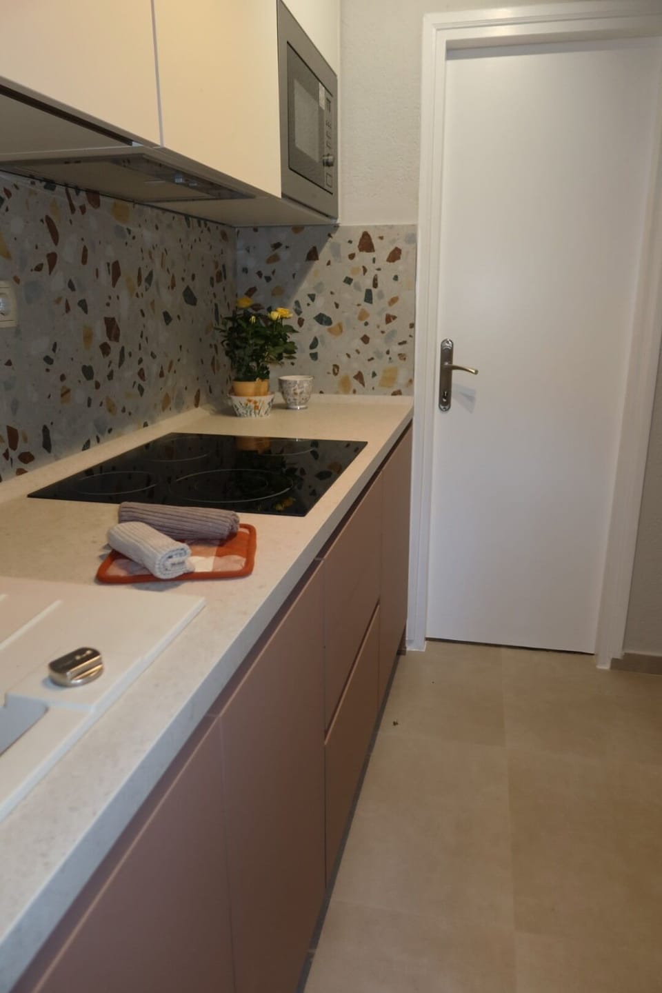 Apartment for 2 people with kitchen | Private kitchen | Coffee/tea maker, fridge, oven, stovetop