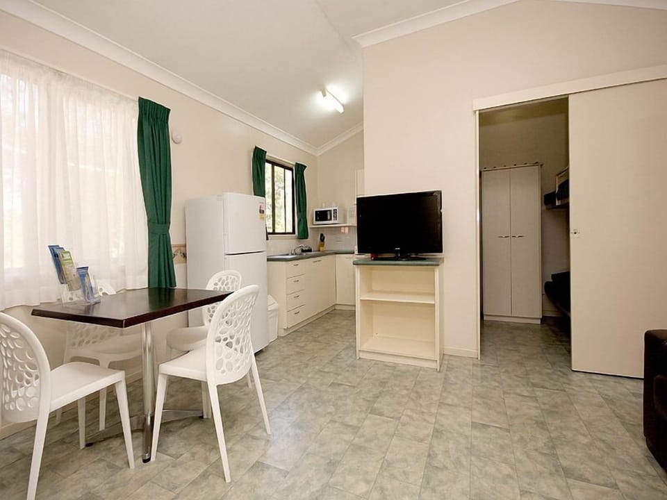 Family Suite, 2 Bedrooms, Non Smoking, Kitchen (Family Cabin) | WiFi (free)