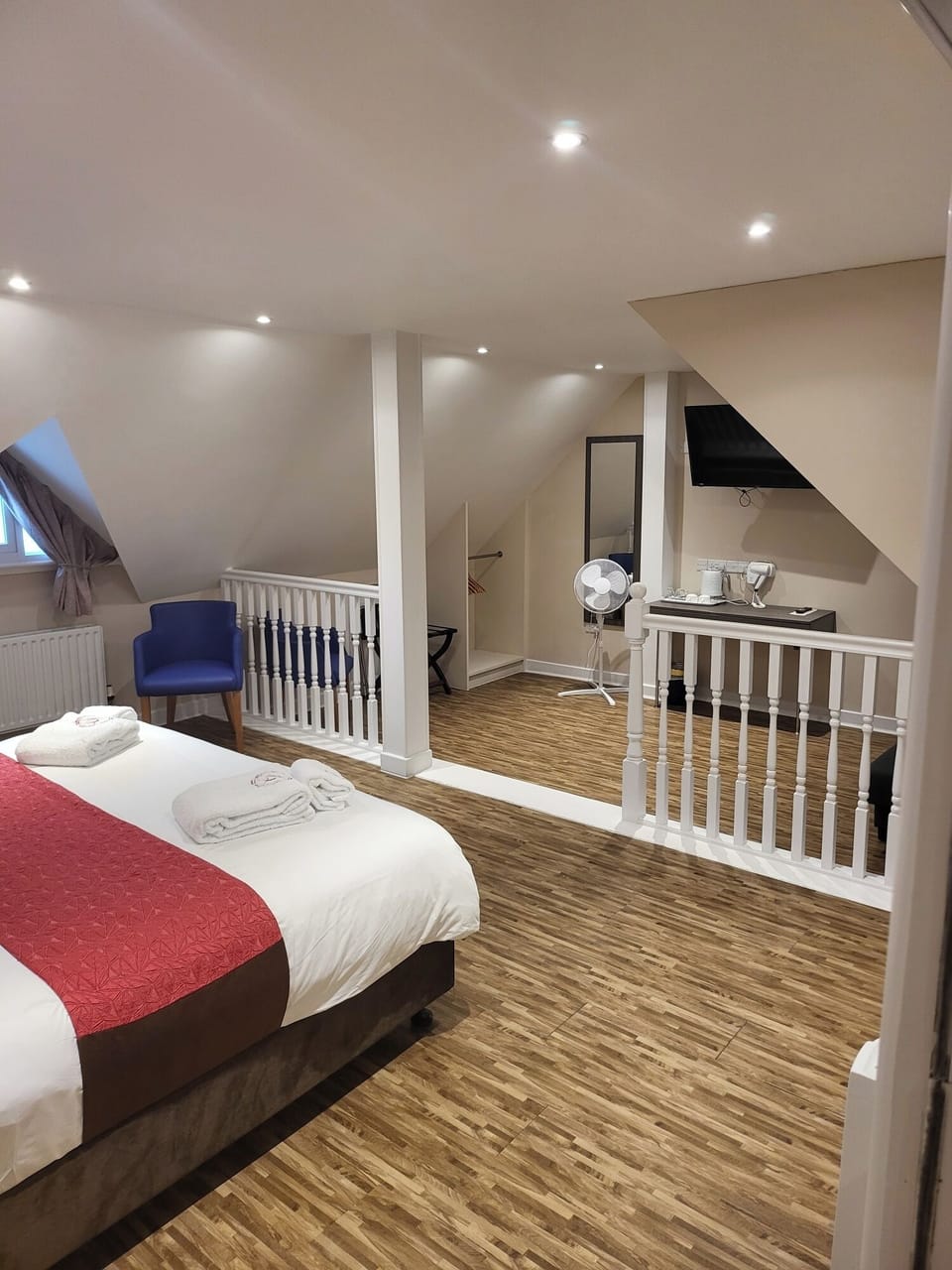 Deluxe Suite, Bathtub | Bathroom | Shower, free toiletries, hair dryer, towels
