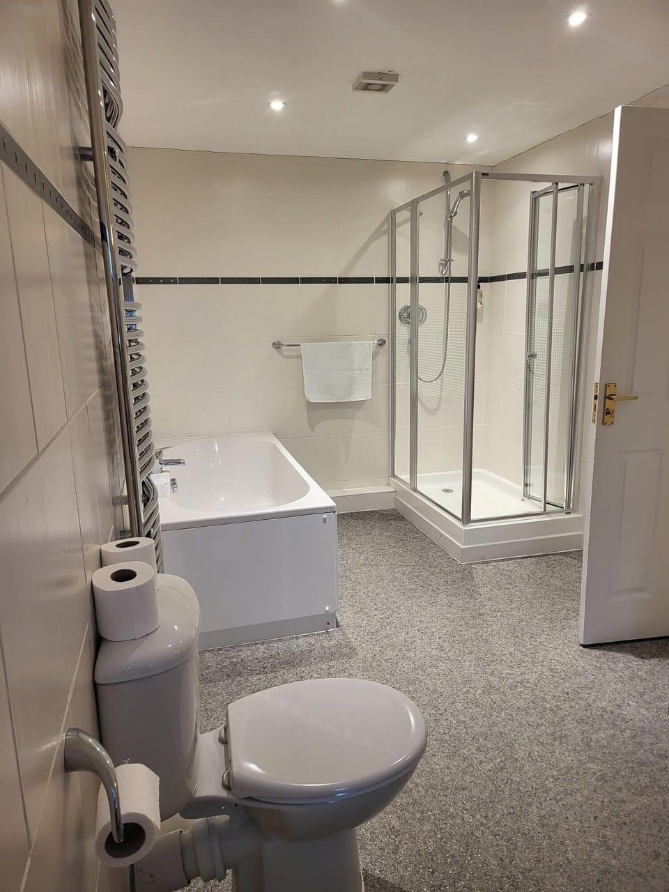 Deluxe Suite, Bathtub | Premium bedding, desk, laptop workspace, soundproofing