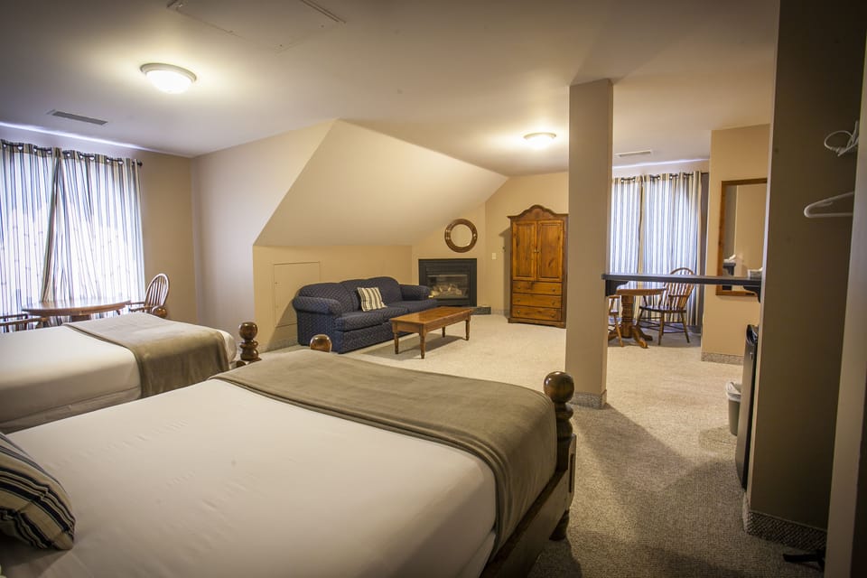 Suite | Living room | Flat-screen TV, fireplace