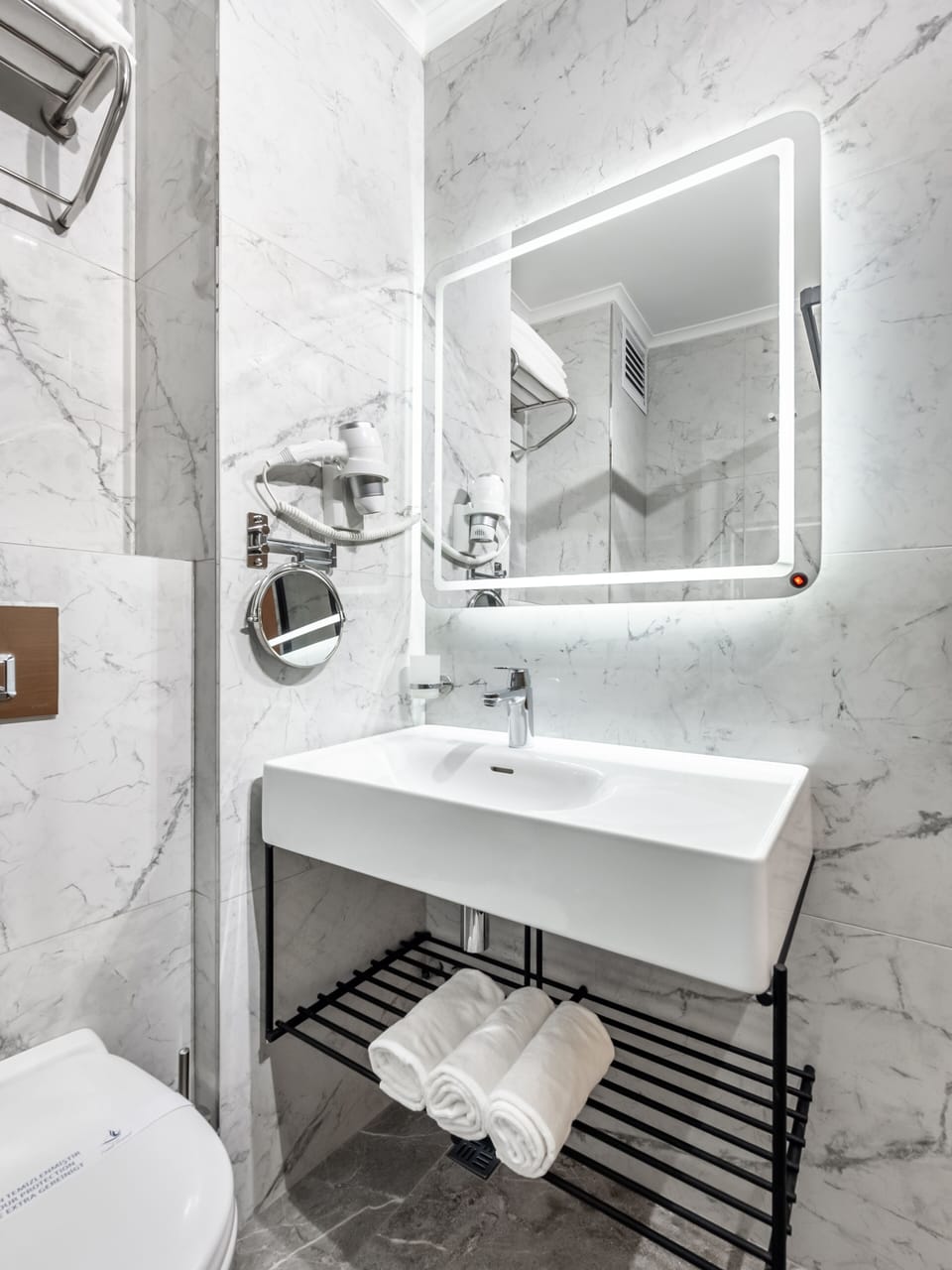 Deluxe Quadruple Room | Bathroom | Deep soaking tub, hydromassage showerhead, free toiletries, hair dryer