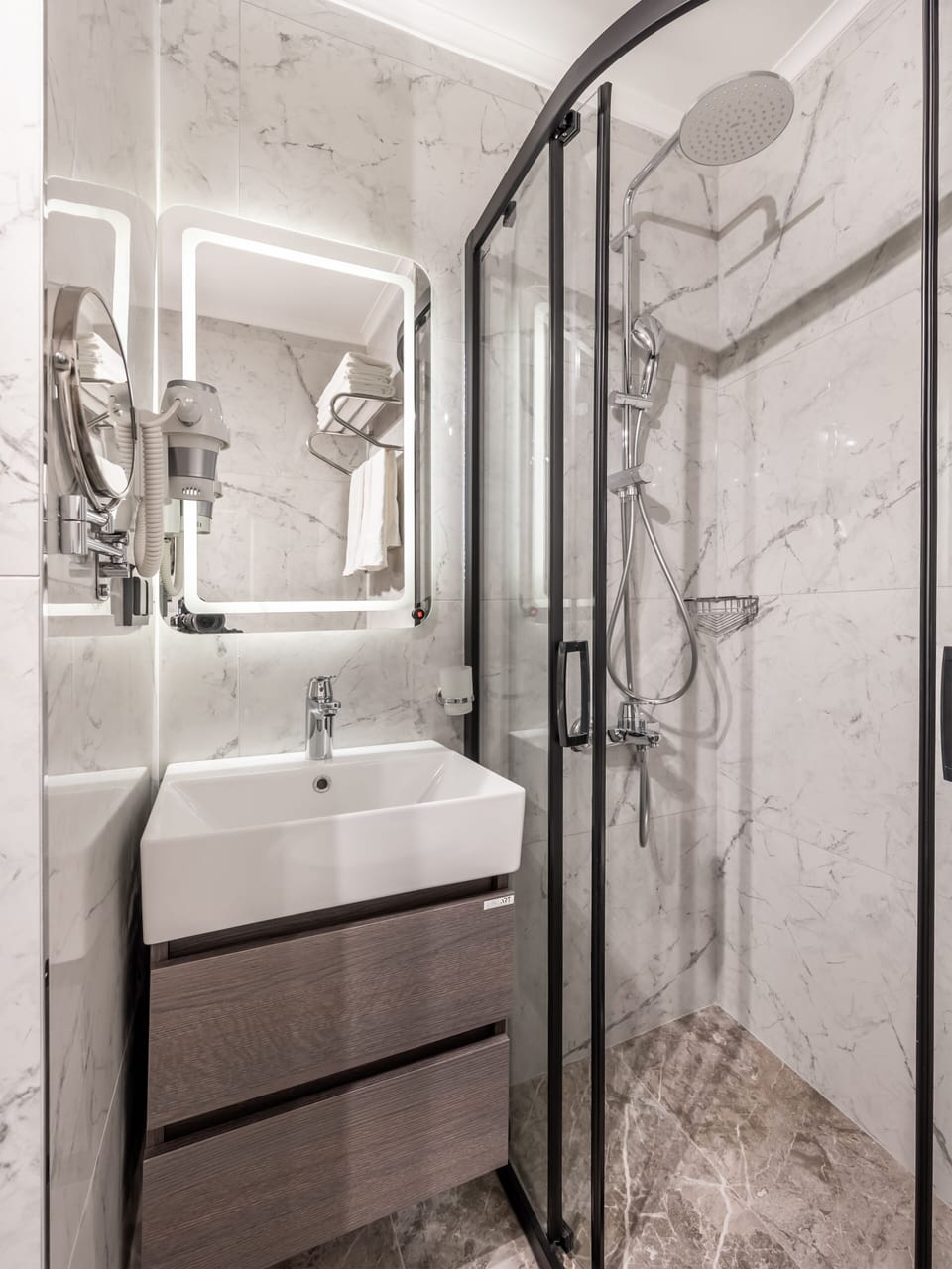 Superior Triple Room | Bathroom | Deep soaking tub, hydromassage showerhead, free toiletries, hair dryer
