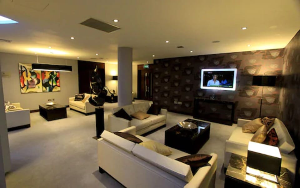 Lobby lounge