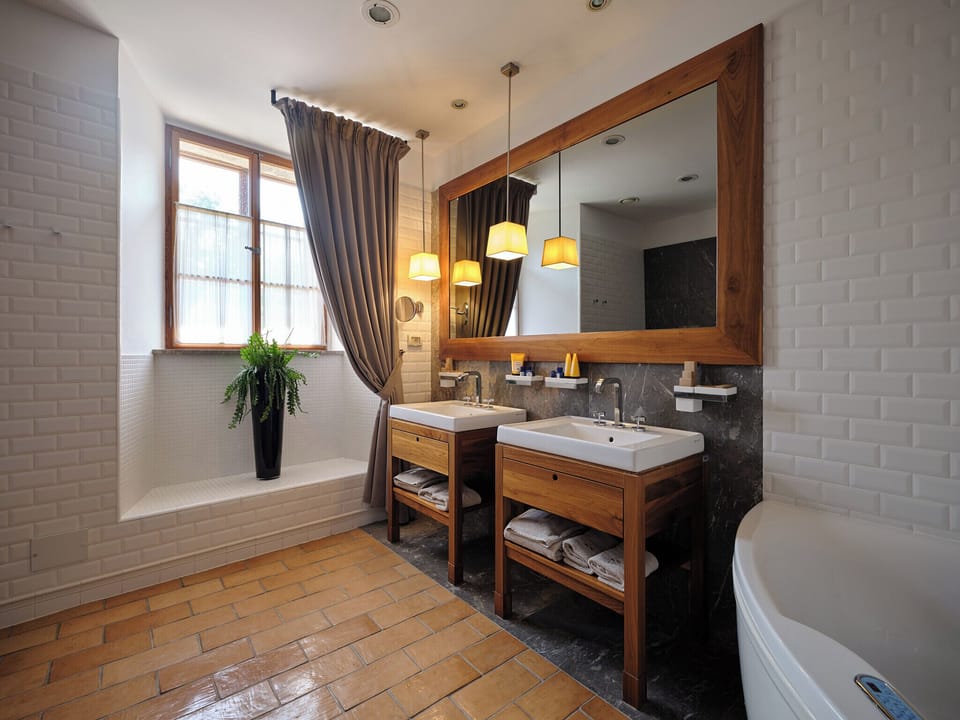 Royal Suite, Park View | Bathroom | Shower, free toiletries, hair dryer, bathrobes