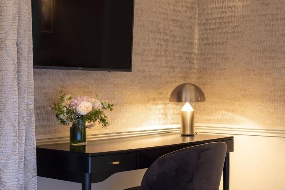 Deluxe Suite | Premium bedding, minibar, in-room safe, individually decorated
