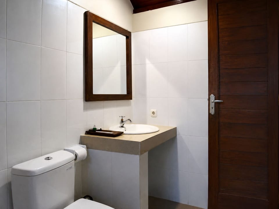 Shower, free toiletries, towels