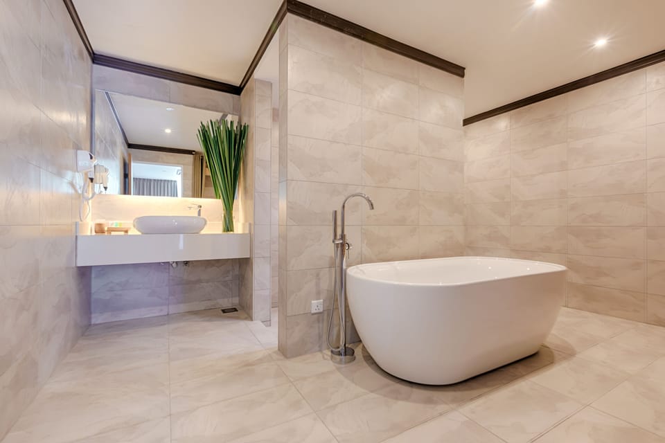 Deluxe Room | Bathroom | Free toiletries, hair dryer, bathrobes, slippers