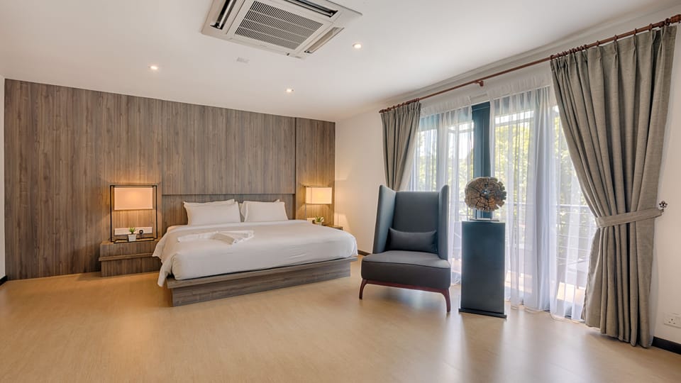 Deluxe Room | Minibar, in-room safe, desk, laptop workspace