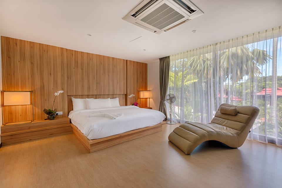 Deluxe Room | Minibar, in-room safe, desk, laptop workspace