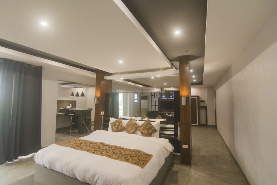 Luxury Room | Desk, WiFi (free), bed sheets
