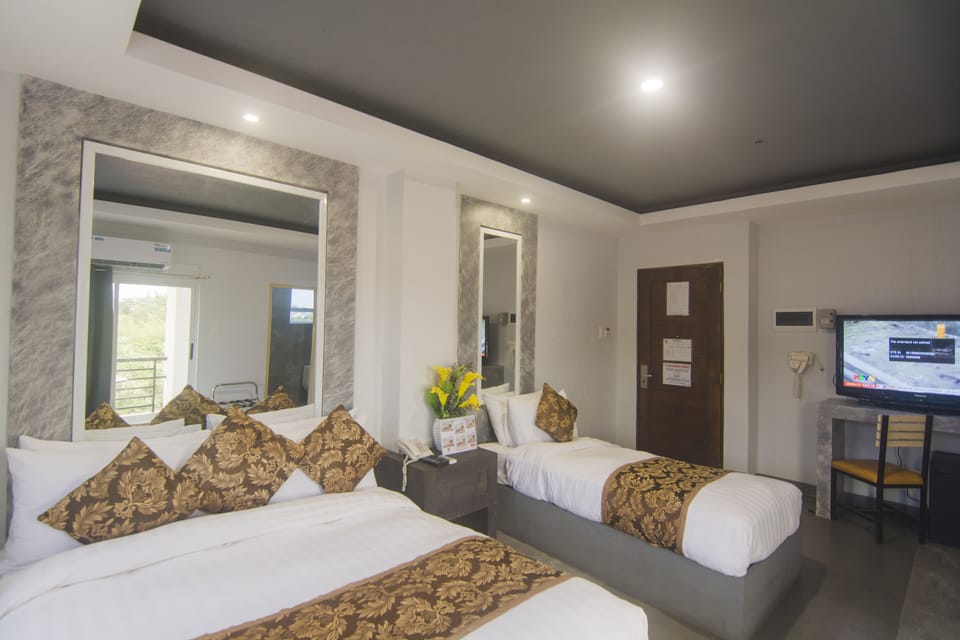 Superior Room | Desk, WiFi (free), bed sheets