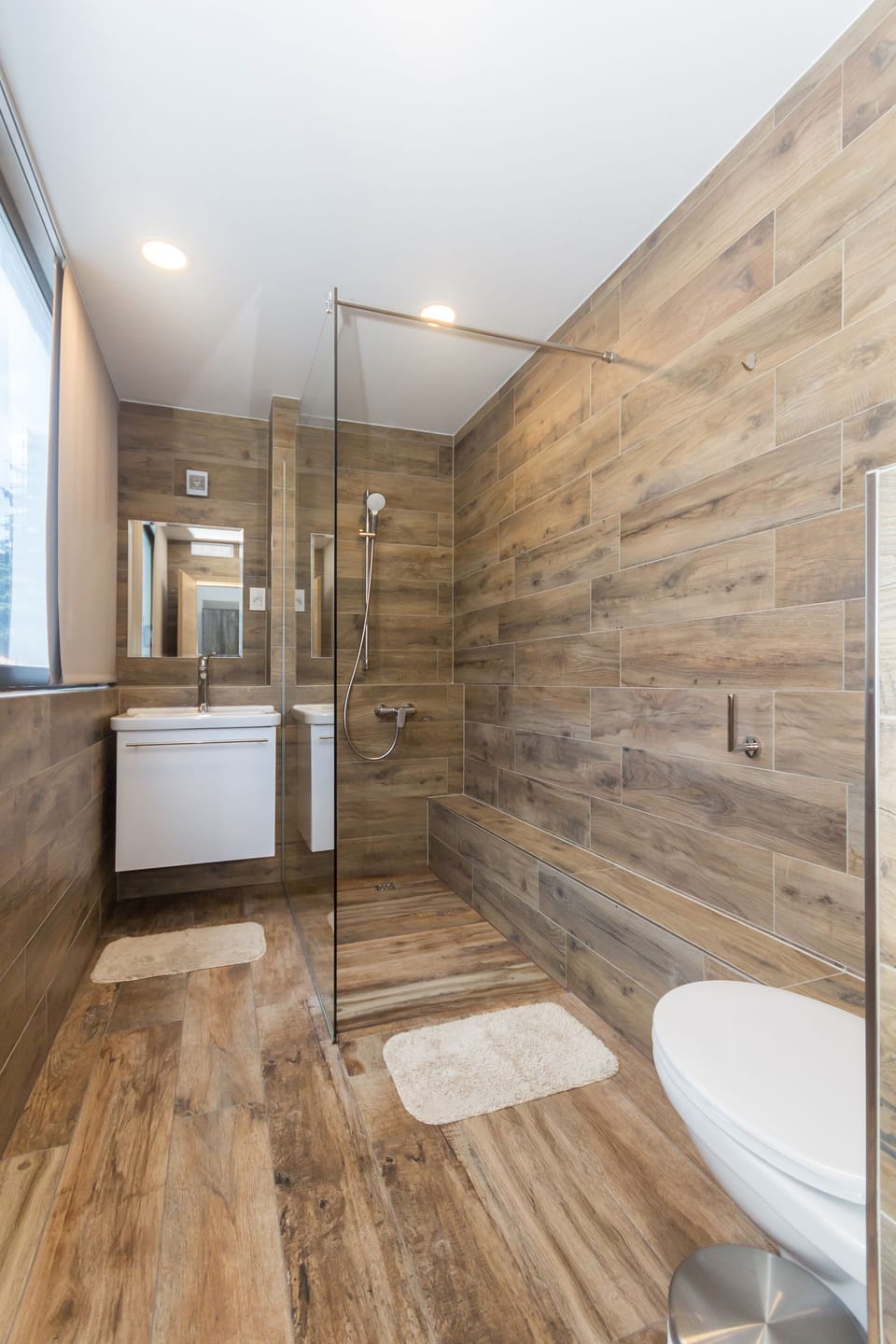 Deluxe Double or Twin Room, City View | Bathroom | Shower, free toiletries, hair dryer, towels