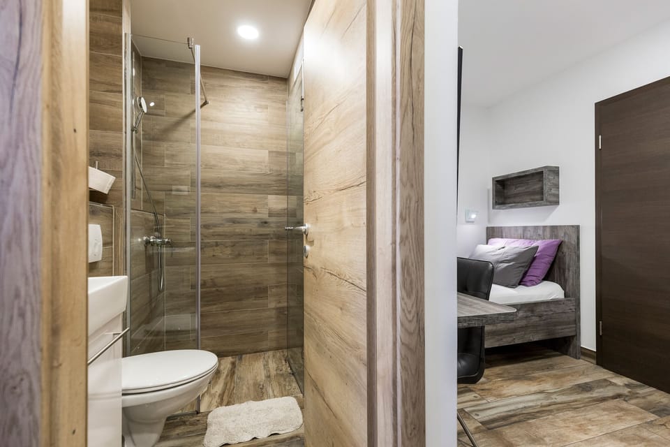Standard Twin Room | Bathroom | Shower, free toiletries, hair dryer, towels