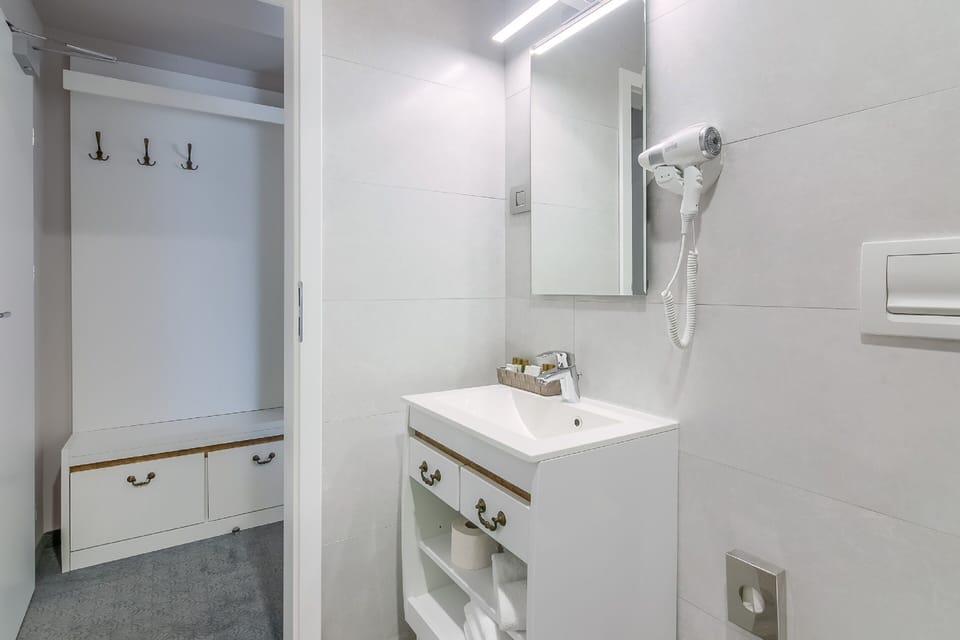 Twin Room | Bathroom | Shower, free toiletries, hair dryer, bathrobes