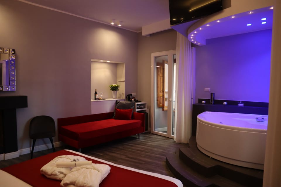 Executive Suite | Free minibar, in-room safe, desk, blackout drapes