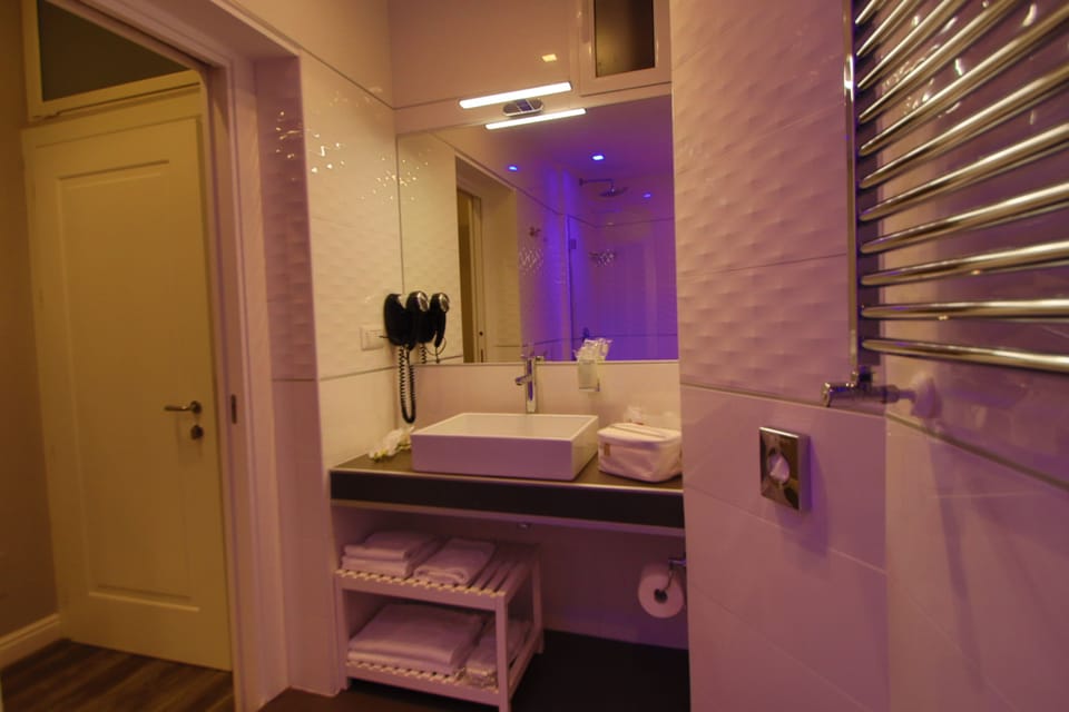 Junior Suite | Bathroom | Free toiletries, hair dryer, slippers, bidet