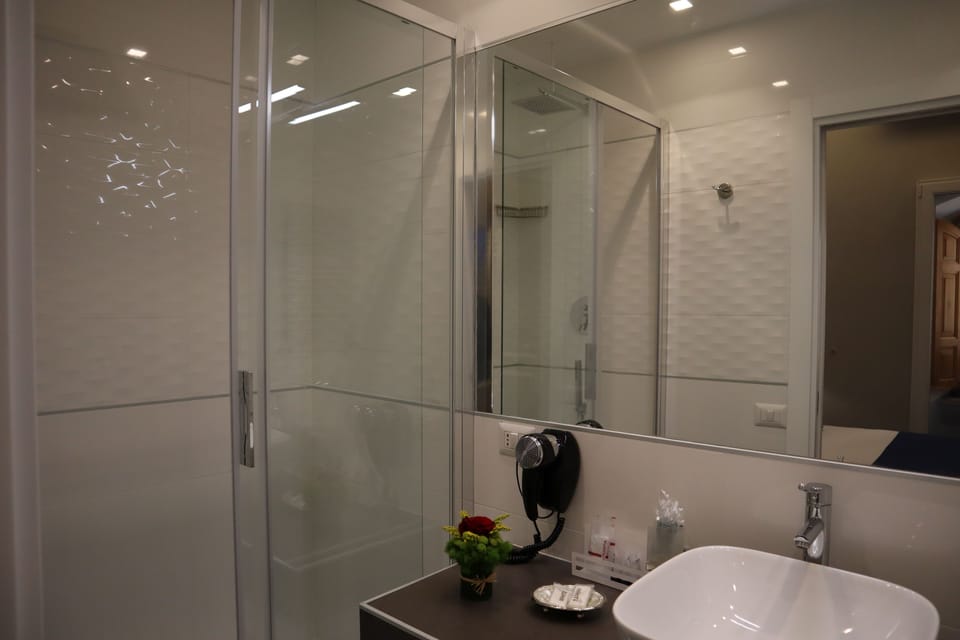 Deluxe Double or Twin Room | Bathroom | Free toiletries, hair dryer, slippers, bidet
