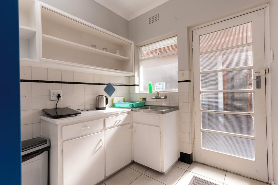 Standard Studio, 1 King Bed, Ensuite | Private kitchenette | Fridge, microwave, stovetop, electric kettle