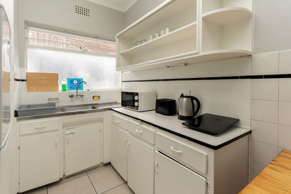 Standard King / Twin Room | Shared kitchen | Fridge, microwave, stovetop, electric kettle