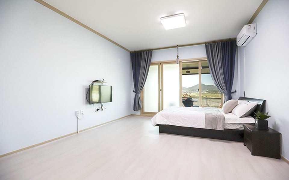 Ondol Room | Laptop workspace, blackout drapes, WiFi (free), bed sheets