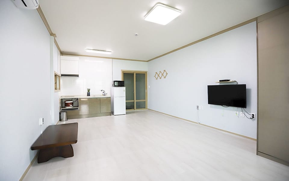 Ondol Room | Laptop workspace, blackout drapes, WiFi (free), bed sheets