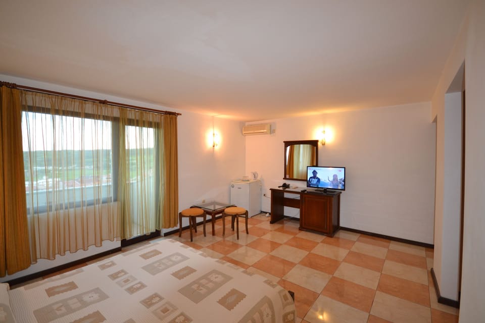 Double Room, Sea View (Top Floor) | Desk, iron/ironing board, free WiFi, bed sheets