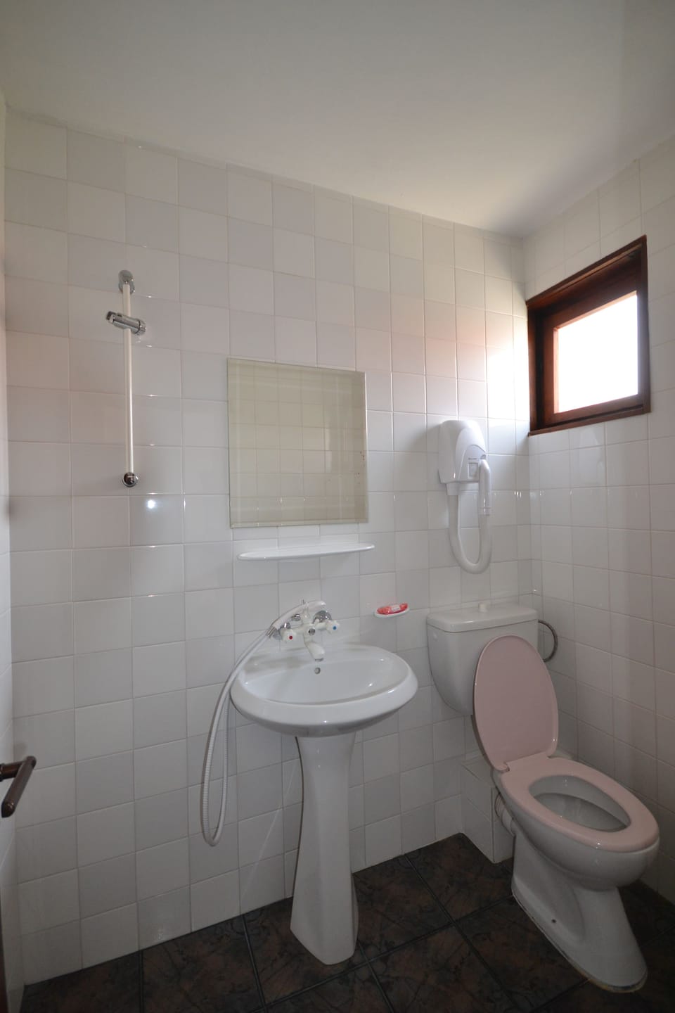 Economy Single Room | Bathroom | Shower, hair dryer, towels