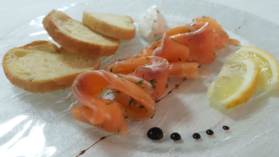 2 restaurants; lunch and dinner served