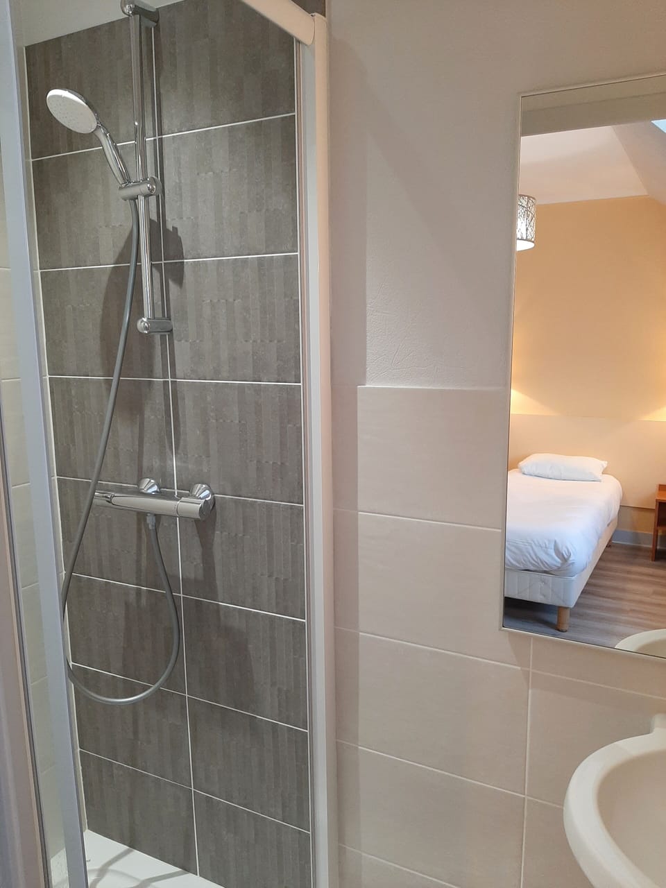 Comfort Twin Room | Bathroom | Shower, hair dryer, towels