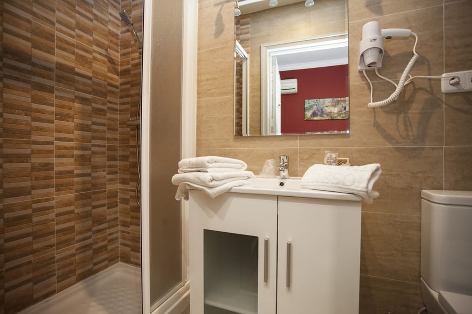 Standard Single Room, 1 Bedroom, City View | Bathroom | Shower, rainfall showerhead, free toiletries, hair dryer