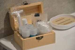 Shower, rainfall showerhead, free toiletries, hair dryer