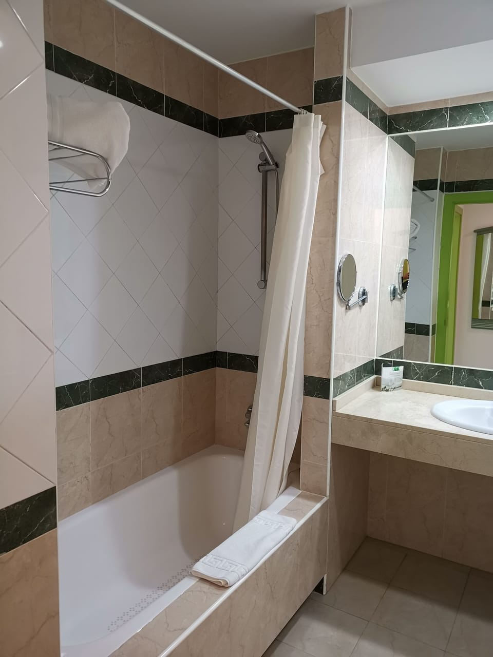 Bidet, towels