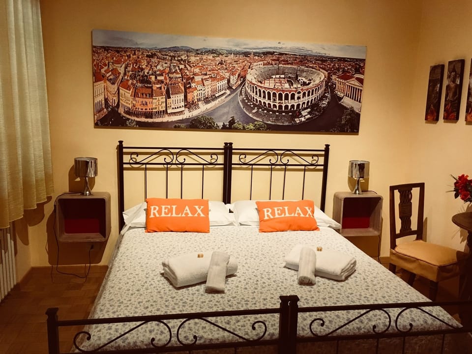 Double Room, Shared Bathroom | Desk, rollaway beds, free WiFi, bed sheets