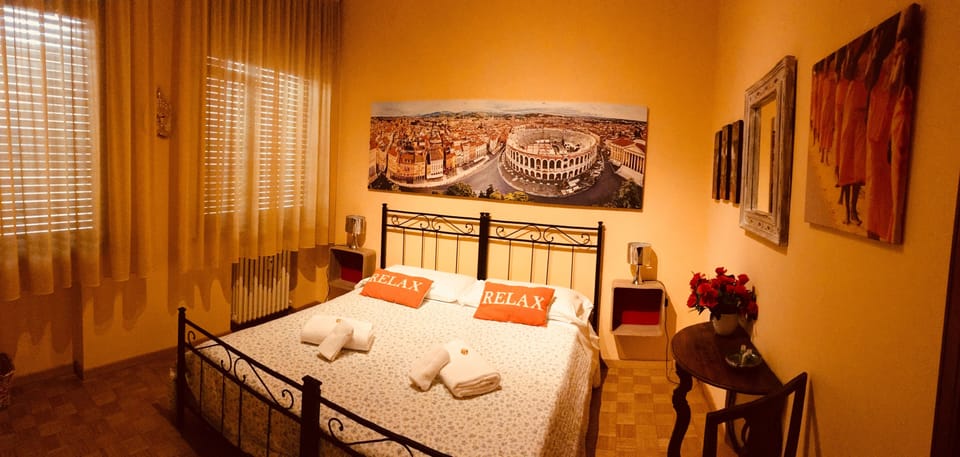 Double Room, Shared Bathroom | Desk, rollaway beds, free WiFi, bed sheets