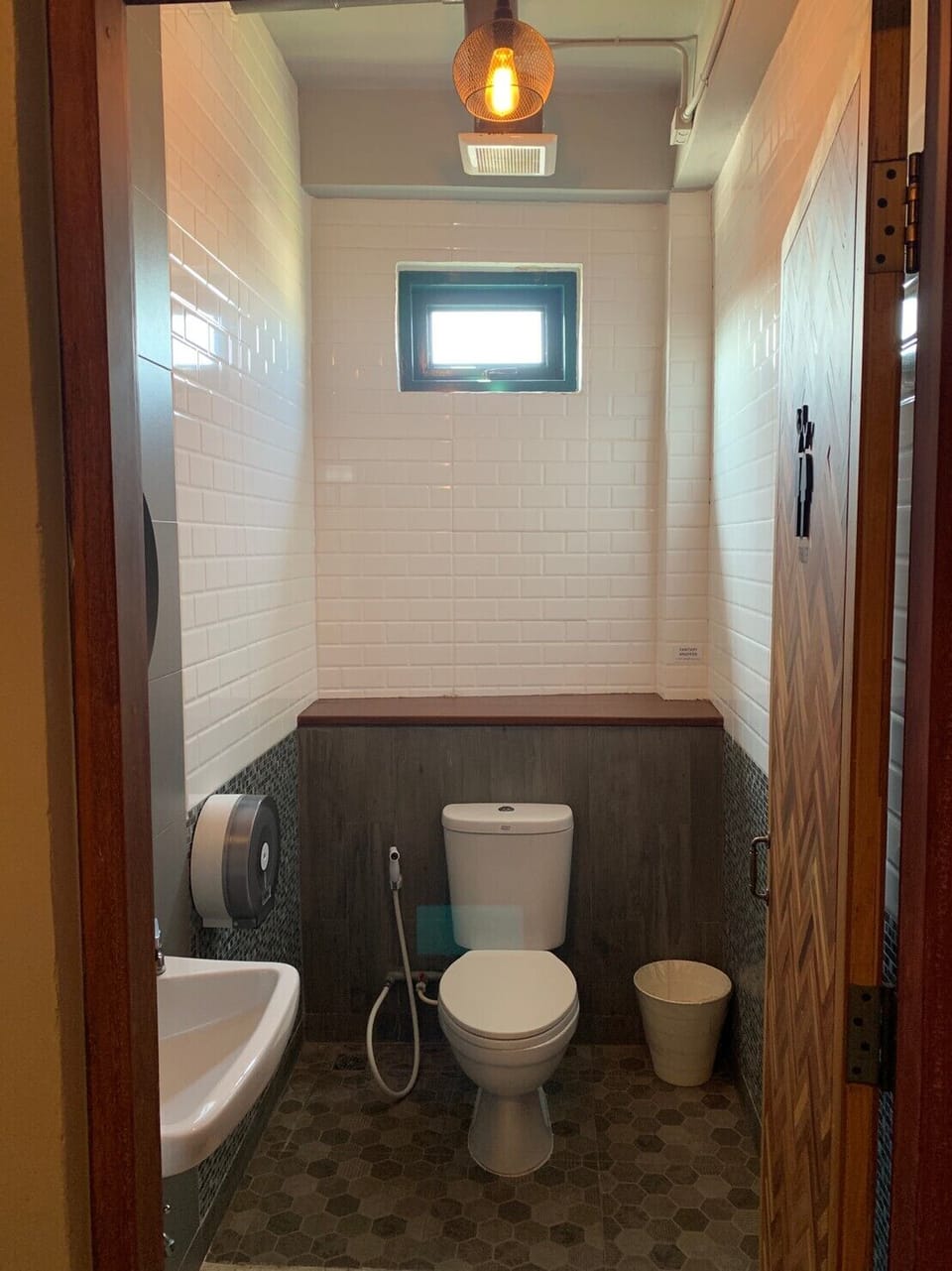 Shower, free toiletries, hair dryer, bidet