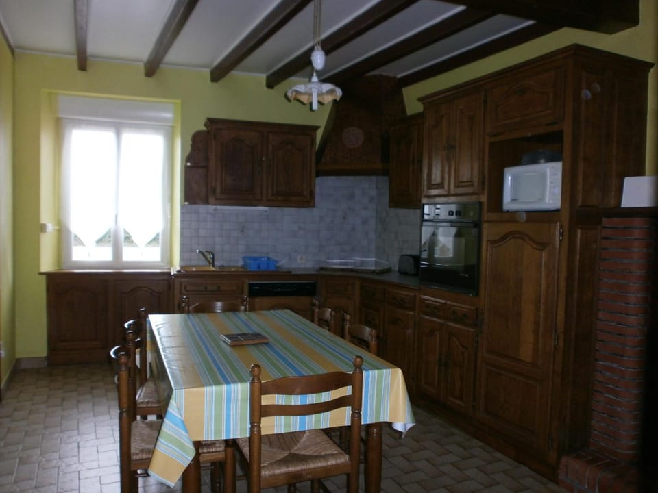 Shared fridge, shared microwave, stovetop, electric kettle