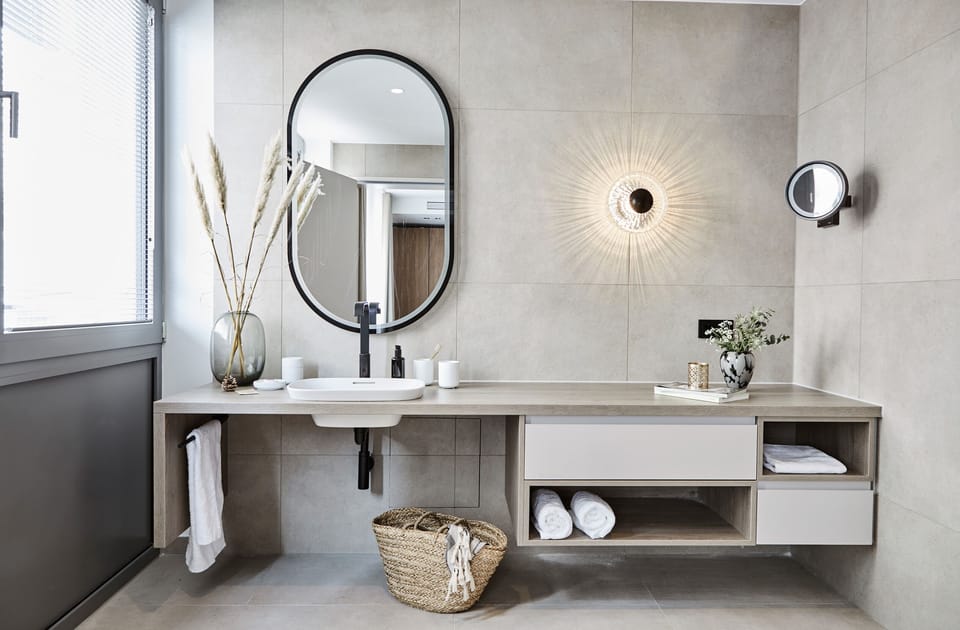 Economy Double Room Ground Floor | Bathroom | Shower, rainfall showerhead, free toiletries, hair dryer