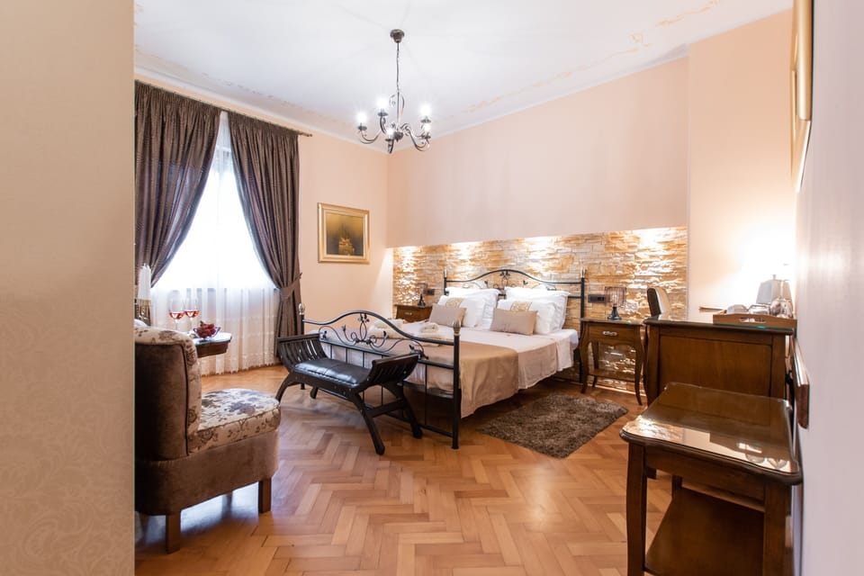 Deluxe Double Room | Minibar, in-room safe, individually decorated, individually furnished