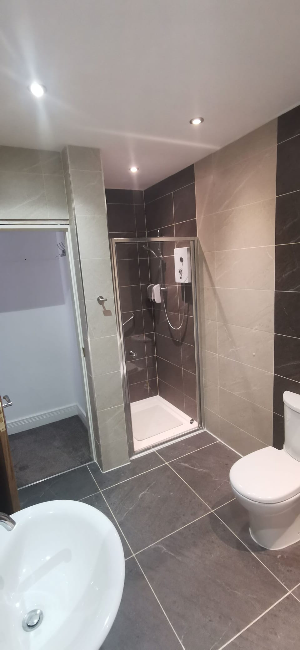 Family Suite, 2 Bedrooms, Private Bathroom | Bathroom | Free toiletries, hair dryer, towels, soap