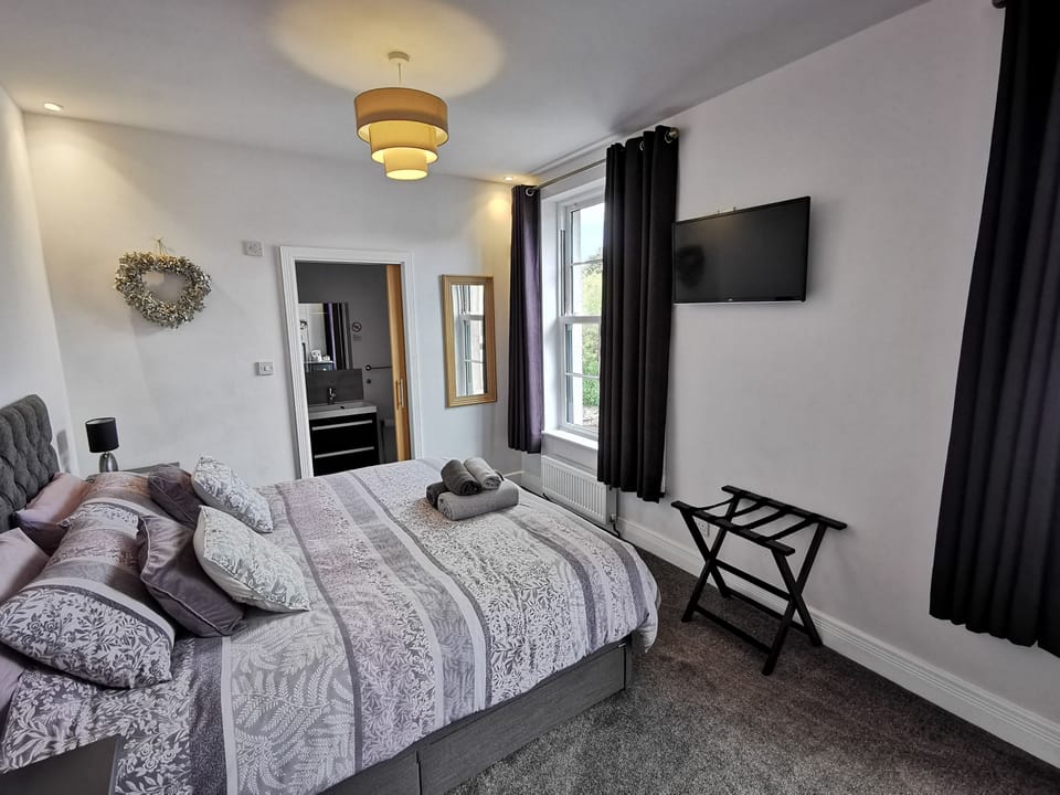 Deluxe Double or Twin Room, Ensuite | Premium bedding, individually furnished, desk, laptop workspace